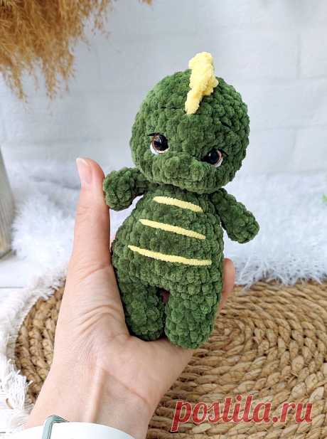 PDF Мини Дракоша крючком. FREE crochet pattern; Аmigurumi toy patterns. Амигуруми схемы и описания на русском. Вязаные игрушки и поделки своими руками #amimore - плюшевый дракон, маленький дракончик из плюшевой пряжи, динозавр, динозаврик.