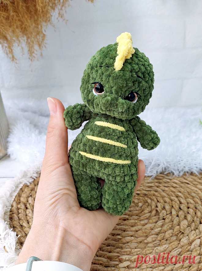 PDF Мини Дракоша крючком. FREE crochet pattern; Аmigurumi toy patterns. Амигуруми схемы и описания на русском. Вязаные игрушки и поделки своими руками #amimore - плюшевый дракон, маленький дракончик из плюшевой пряжи, динозавр, динозаврик.
