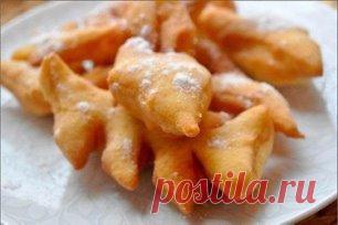 Воздушный хворост
Ингредиенты:
- 2.5 стакана муки
- 50 г молока
- 70 г сметаны
- сода
- 2 яйца 
- ванилин — на кончике ножа
- 1 столовая ложка сахара
- 2 столовые ложки водки
- уксус
- сахарная пудра
- 300 мл растительного масла
1. В емкости взбиваем яйца с сахаром и ванилином, добавляем сметану и водку и хорошенько все перемешиваем.
2. Гасим уксусом соду и тоже добавляем в тесто.
3. В полученную массу постепенно добавляем муку, тщательно перемешивая все ингредиенты. Тесто должно получиться