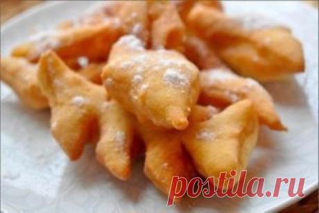 Воздушный хворост
Ингредиенты:
- 2.5 стакана муки
- 50 г молока
- 70 г сметаны
- сода
- 2 яйца 
- ванилин — на кончике ножа
- 1 столовая ложка сахара
- 2 столовые ложки водки
- уксус
- сахарная пудра
- 300 мл растительного масла
1. В емкости взбиваем яйца с сахаром и ванилином, добавляем сметану и водку и хорошенько все перемешиваем.
2. Гасим уксусом соду и тоже добавляем в тесто.
3. В полученную массу постепенно добавляем муку, тщательно перемешивая все ингредиенты. Тесто должно получиться