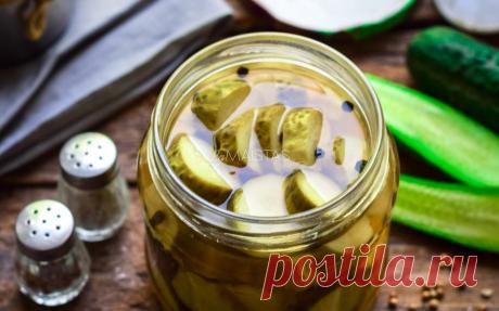 Savo sultyse marinuoti agurkai - labai skanūs! Labai skanūs agurkai ir puikus būdas sunaudoti nestandartinius ar didesnius agurkus. Kažkada seniai šį receptą radau internete ir nuo tada gaminu kasmet. Jeigu mėgstate švelniau, česnako galima ir nedėti ar dėti mažiau, o jeigu mėgstate aštriau, dar labai tinka įpjaustyti čili