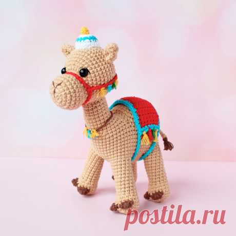PDF Верблюжонок Али крючком. FREE crochet pattern; Аmigurumi animal patterns. Амигуруми схемы и описания на русском. Вязаные игрушки и поделки своими руками #amimore - верблюд, маленький верблюжонок с седлом.