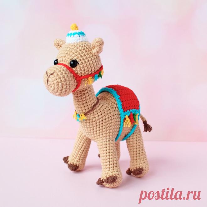PDF Верблюжонок Али крючком. FREE crochet pattern; Аmigurumi animal patterns. Амигуруми схемы и описания на русском. Вязаные игрушки и поделки своими руками #amimore - верблюд, маленький верблюжонок с седлом.
