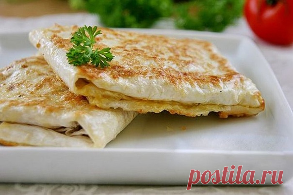 Конвеpтики из лаваша с курицей и сыром

на 100грамм - 204.9 ккалБ/Ж/У - 14.81/4.24/25.68

Ингредиенты:
Лаваш - 2 шт
Куриное филе - 150 г (вареное)
Сыр - 100 г
Яйцо - 1 шт
Укроп - по вкусу

Приготовление:
Сделайте начинку. Сыр натрите на мелкой тёрке. Куриное филе нарежьте маленькими кубиками. Промытый укроп измельчите. Все ингредиенты перемешайте. Каждый кусок лаваша разрежьте на 3 прямоугольника. В каждый прямоугольник уложите по 2-3 столовые ложки начинки. Сверните лаваш...
