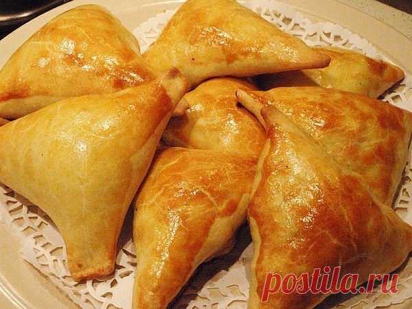 САМСА НА КЕФИРНОМ ТЕСТЕ С КУРИНЫМ МЯСОМ И КАРТОШКОЙ 

С таким тестом самса получается мягкой, а начинка сочной. Чаще всего её делают из слоёного теста. Но попробуйте приготовить такие пирожки из теста на кефире и поймёте, как это вкусно! Тесто получается мягкое, пышное и сдобное. 

Для теста: 
2 яйца; 
1 стакан кефира (250 мл); 
1 чайная ложка соли; 
3 столовые ложки подсолнечного масла; 
щепотка соды; 
щепотка лимонной кислоты; 
3,5—4 стакана муки; 
яйцо для смазывания ве...
