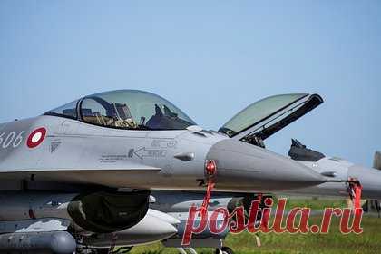 Дания начала подготовку украинских пилотов F-16. Дания начала обучение украинских пилотов истребителей американского производства F-16. Об этом сообщил исполняющий обязанности министра обороны Дании Троэльс Лунд Поульсен. «Мы также рассмотрим возможность передачи Украине датских истребителей F-16 и их количество», — сказал он.