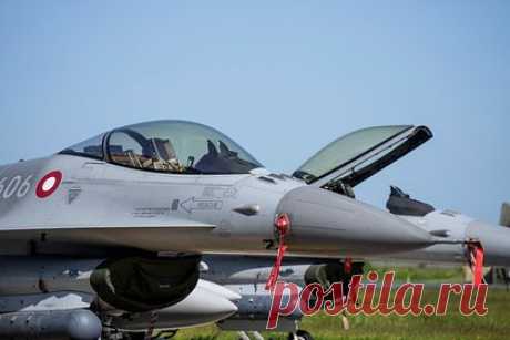 Дания начала подготовку украинских пилотов F-16. Дания начала обучение украинских пилотов истребителей американского производства F-16. Об этом сообщил исполняющий обязанности министра обороны Дании Троэльс Лунд Поульсен. «Мы также рассмотрим возможность передачи Украине датских истребителей F-16 и их количество», — сказал он.