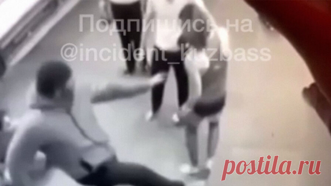 Отец российского подростка набросился на соперника сына на секции кикбоксинга. Житель Кемерова пожаловался на нападение на подростка на секции по кикбоксингу отцом одного из юных спортсменов. Об этом сообщает паблик "Инцидент Кемерово | ДТП | ЧП | Происшествия" во "ВКонтакте". На опубликованных ...