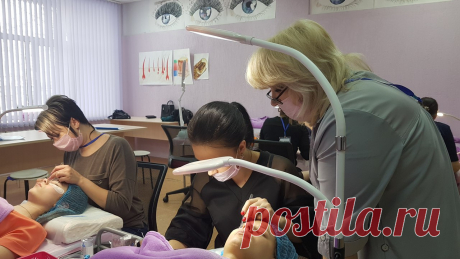 Мы стараемся всегда и во всём быть лучшими, первыми. Комфорт для учеников, комфорт для моделей, комфорт для преподавателей.

Мы пролумываем всё до мелочей, чтобы ни один, даже самый незначительный пустячок, не отвлекал наших девочек от образовательного процесса 😊 Посмотрите как мы работаем, как стараются наши будущие выпускницы - так работает Академия.