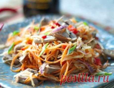 САЛАТ ИЗ КУРИНЫХ СЕРДЕЧЕК
Куриные сердечки - 500 г
Морковь 250-300 г
Лук - 1-2 шт.
Сметана - 2-3 ст.л.
Горчица - 1/2 ч.л.
Для маринада:
Лимонный сок - 2 ст.л.
Соль - щепотка
Сахар - 1/3 ч.л.
Куриные сердечки промыть,удалить все ненужное и отварить в подсоленной воде 25-30 мин. Остудить и нарезать кусочками.
Морковь натереть на терке для корейской моркови и обжарить примерно 3-4 минуты на масле.
Мариную лук. Нарезаю его полукольцами. Поливаю лимонным соком и добавляю немног...