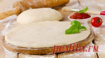 Супер тонкое и вкусное тесто для пиццы по итальянски 

Ингредиенты:
На 1 пиццу диаметром 30 сантиметров:

мука — 250 грамм;
вода — 150 миллилитров;
дрожжи — 15 грамм свежих или 5 грамм сухих;
соль — 5 грамм;
оливковое масло — 2 столовые ложки;
сахар — 0…