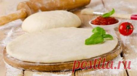 Супер тонкое и вкусное тесто для пиццы по итальянски 

Ингредиенты:
На 1 пиццу диаметром 30 сантиметров:

мука — 250 грамм;
вода — 150 миллилитров;
дрожжи — 15 грамм свежих или 5 грамм сухих;
соль — 5 грамм;
оливковое масло — 2 столовые ложки;
сахар — 0…