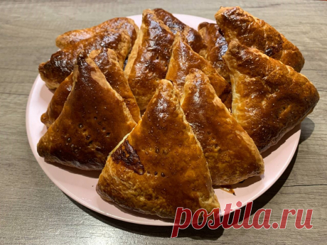 Самса из слоеного дрожжевого теста с курицей