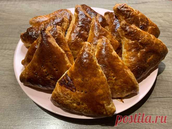Самса из слоеного дрожжевого теста с курицей