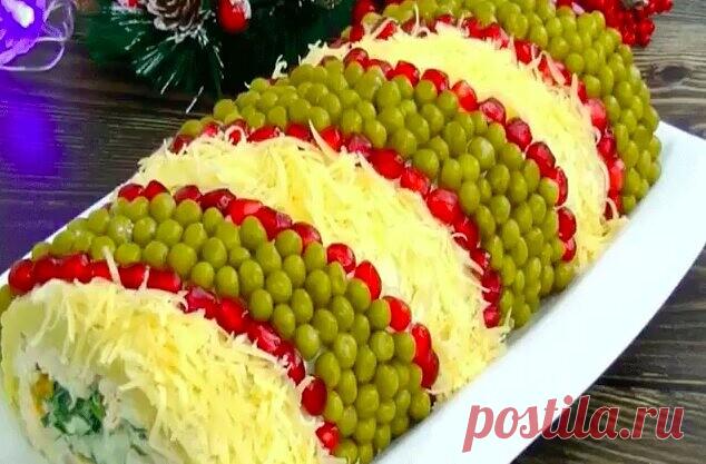 Изумительно красивый и вкусный салат на новогодние праздники «Король стола»

Приготовьте его на Новый Год и пусть ваши гости обалдеют!

Ингредиенты:
250-300 г куриного филе;
5-6 картошек;
4 куриных яйца;
4 свежих огурчика;
50 г перетертых грецких орешков;
50 г кураги или чернослива;
Майонез для заправки.

Для украшения салата:
Баночка консервированного горошка;
Твердый сыр;
Пучок кинзы;
Гранат.

Приготовление:

Для начала отварите, картошку, курицу и яйца.

Картошку, яички...