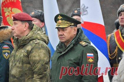 Шойгу рассказал об угрозе у границ России из-за западного оружия Украины. Глава Минобороны России Сергей Шойгу заявил, что Россия будет вынуждена дальше отодвигать угрозу от своих границ, если Запад поставит Украине дальнобойное оружие. «Это зависит от того оружия, которое будет выдано [Украине]», — ответил Шойгу на вопрос о границах работы российской армии.