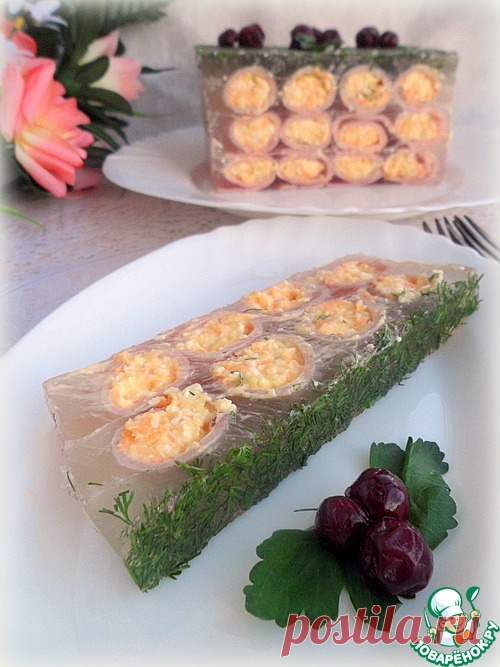 Заливное с ветчинно-чесночными рулетами - кулинарный рецепт