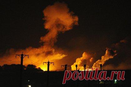 Во Львове после серии взрывов загорелся промышленный склад. Во Львове после серии взрывов загорелся промышленный склад, об этом сообщил мэр города Андрей Садовый. По его словам, пострадал один человек, из-под обломков здания достали мужчину, он получил перелом и был доставлен в больницу. Оперативные работы продолжаются. В регионе звучала воздушная тревога, работали системы ПВО.