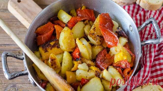 Жареная картошка с болгарским перцем.
Ароматная хрустящая картошка, обжаренная с кусочками сладкого перца. Для красоты берем желтый и красный болгарские перцы.