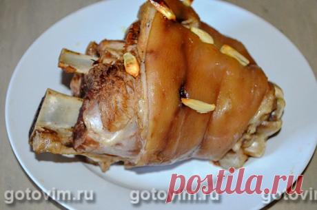 Свиная рулька в пиве, запеченная в духовке.