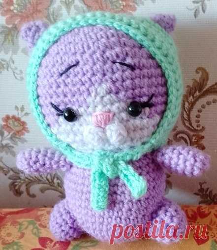 Котенок, связанный крючком