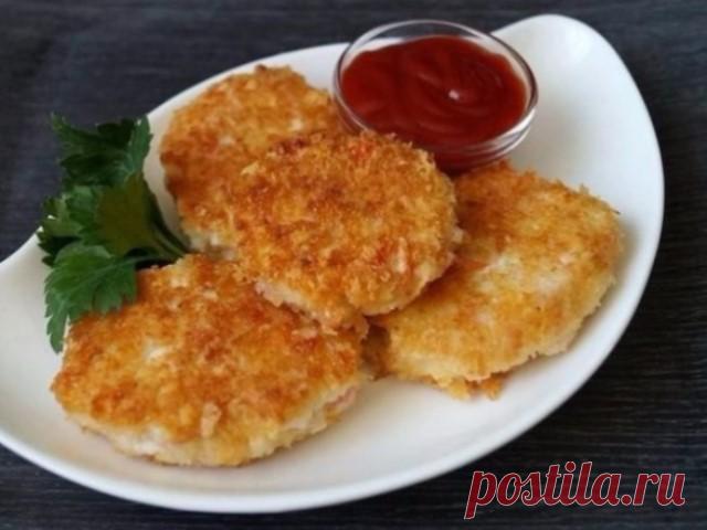 Быстрые в приготовлении, вкусные и сытные котлеты из крабовых палочек с сыром. Ингредиенты: ● Крабовые палочки 200 гр. ● Сыр «Российский» 200 гр. ● Яйцо 2 шт. ● Чеснок 2 зубчика ● Сухари панировочные для панировки ● Масло растительное для жарки Приготовление: Крабовые палочки измельчить в блендере и
