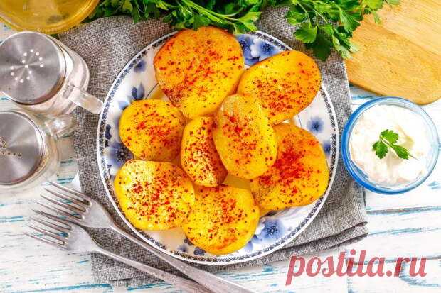 10 популярных блюд с картошкой. Простые рецепты супов, горячего, салатов - БУДЕТ ВКУСНО! - медиаплатформа МирТесен Кулинарная копилка иссякла и требует пополнить ее новыми идеями? Недорогие и несложные блюда из картофеля мы собрали для вас в этой подборке. Пробуйте! 1. Половинки со специями Очень просто можно приготовить ароматный запеченный картофель по этому рецепту. Ингредиенты: Картофель – 4 шт.;