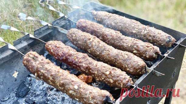 Как приготовить люля-кебаб на мангале
Люля-кебаб на мангале - очень вкусное блюдо, любимое не только взрослыми, но и детьми. Несмотря на то, что процесс подготовки достаточно трудоемкий, особенно если вы самостоятельно готовите фарш (а лучше конечно сделать его самому), сам кебаб готовится намного быстрее мяса.
Более того, люля-кебаб получается намного нежнее, чем шашлык, поэтому его очень любят дети, а также те, кому пережевывать мясо тяжело. Ну и в качестве разнообразия ...