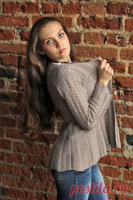 Кардиган вязаный крючком расклешенный длинный рукав без пуговиц
 © https://www.livemaster.ru/item/9677691-odezhda-kardigan-vyazanyj-kryuchkom-raskleshennyj-dlinnyj-ruka