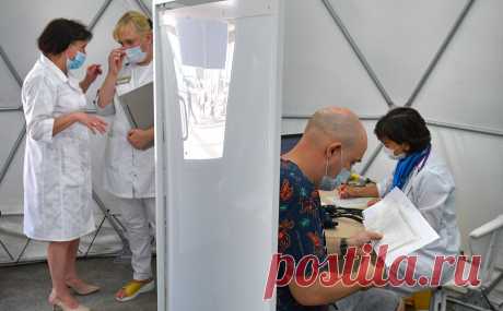Эксперты оценили уровень образования не желающих делать прививки от COVID. Те, кто хорошо учились в школе, больше склонны делать прививку, чем троечники. С ухудшением качества оценок в школьных аттестатах граждан увеличивается число противников прививок