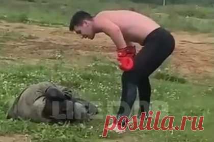 Служивший в армии боец MMA избил срочника для видео в Instagram. Боец MMA Асхаб Магомедов во время его службы в армии избивал и издевался над сослуживцем, снимал все происходящее на видео и публиковал, чтобы похвастаться, в Instagram. На кадрах видно, как молодой человек в боксерских перчатках бьет лежащего на земле человека и пинает его ногами, крича при этом: «Вставай!»