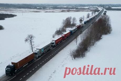 Польские фермеры разбросали гвозди и шурупы на границе с Украиной. Протестующие польские фермеры рассыпали гвозди и шурупы на контрольно-пропускном пункте (КПП) «Рава-Русская — Гребенное» на границе с Украиной.