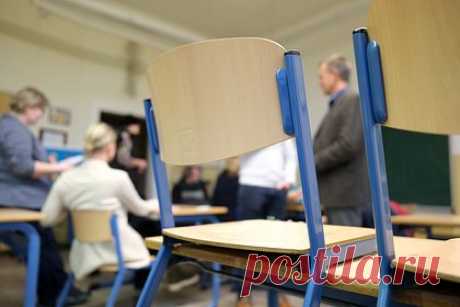 В России резко вырос спрос на учителей. В 2022 году в России резко вырос спрос на специалистов в сфере образования. Лидерами по количеству вакансий стаи учителя, на втором месте расположились воспитатели. Эксперты сервиса «Авито Работа» объяснили этот всплеск. Одной из причин оказалось увеличение числа онлайн-школ и курсов.