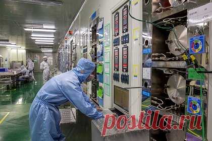 Китайские производители чипов предрекли себе гибель из-за санкций США. Министерство промышленности и информатизации Китая провело ряд совещаний с китайскими компаниями из-за новых технологических санкций США, которые могут привести к гибели отрасли производства микрочипов в стране, пишет Bloomberg со ссылкой на источники, знакомые с вопросом.