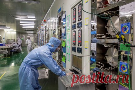 Китайские производители чипов предрекли себе гибель из-за санкций США. Министерство промышленности и информатизации Китая провело ряд совещаний с китайскими компаниями из-за новых технологических санкций США, которые могут привести к гибели отрасли производства микрочипов в стране, пишет Bloomberg со ссылкой на источники, знакомые с вопросом.