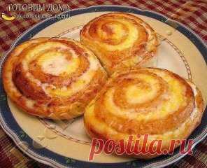 🍴 Творожные завитушки в сметанной заливке
======================================
Сказать что это вкусно — это ничего не сказать — это просто фантастически, нереально вкуcно!!!
В этом рецепте творожные завитушки сразу же после выпечки заливают сметанной заливкой, плотно укупоривают и в таком виде оставляют до полного остывания. В результате завитушки получаются такими волшебно мягкими, пропитанными сметанкой (не прочтите мокрыми, вовсе нет!), а в доме стоит такой умопомрачительный АРОМАТ!!! Опи