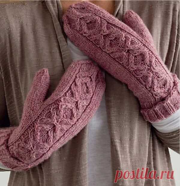 Варежки спицами.

Размер: окружность ладони – 18 см; окружность ладони изделия – 21.5; длина – 33 см.

Вам потребуется: пряжа Lion Brand (80% акрил, 20% шерсть; 180 м / 85 грамм в мотке) – 1 моток. Комплект из 5-ти чулочных спиц № 4, два маркера петель, держатель петель или вспомогательная нить, трикотажная игла.

Плотность вязания: 20 п. и 28 рядов = 10 см лицевой глади.

Описание вязания

Набрать 40 петель на спицы № 4. Петли равномерно разделить на 4 спицы. Соединить в ...