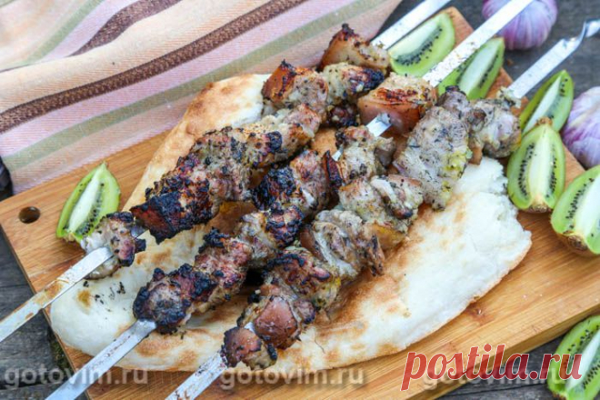 Шашлык из свинины с киви. Рецепт с фото Маринад из киви делает любое мясо мягче. Хотя свинина для шашлыка обычно и не нуждается в размягчение, этот маринад придает мясу приятную фруктовую кислинку. Мясо для шашлыка мариную с киви перед самым выходом на пикник, потому что уже через 30 минут свинину пора нанизывать на шампуры.