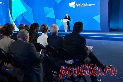 Песков сообщил о присутствии представителей США на заседании клуба «Валдай». Представители США и Британии были на «Валдае», но в меньшем количестве, заявил пресс-секретарь президента России Дмитрий Песков. По его словам, снижение числа участников форума из этих стран связано с мировой политической обстановкой. При этом интерес к клубу с других направлений растет, отметил он.