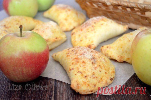 Яблочные пирожки из сырного теста