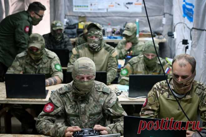 Для контрактников и мобилизованных. Участникам СВО проиндексировали зарплаты. Денежное довольствие военнослужащих, контрактников и мобилизованных в зоне СВО вырастет с 1 октября за счёт индексации на 10,5%. Таким образом, минимальная зарплата бойца составит 210 тыс. рублей.
