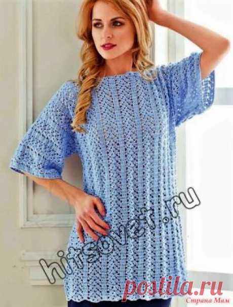 . Нежно-голубая туника с вертикальными ажурными узорами. Вязание крючком для женщин модной туники с ажурными дорожками со схемой и бесплатным описанием вязания.
