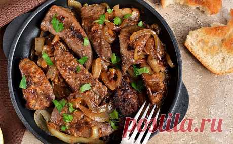 Жарим нежную печенку ровно за 3 минуты. Для сока добавляем лук