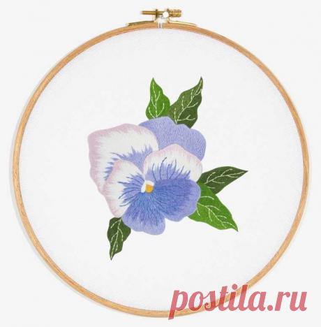 Вышивка гладью цветов: схемы с инструкциями Вышивка гладью цветов всегда привлекает внимание. Здесь мы предлагаем несколько вариантов схем для начинающих с пошаговыми инструкциями по вышивке цветов гладью.
