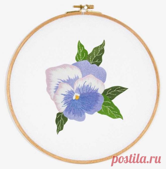 Вышивка гладью цветов: схемы с инструкциями Вышивка гладью цветов всегда привлекает внимание. Здесь мы предлагаем несколько вариантов схем для начинающих с пошаговыми инструкциями по вышивке цветов гладью.