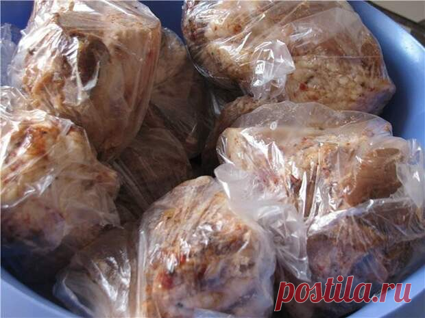 Невероятно вкусное сало в пакете! 



Супер рецепт!









Ингредиенты:
свиная грудинка — 1,5 кгчеснок-1-2 головкичёрный перец крупного помолаприправа для свининысоль
Приготовление:
Грудинку разрезать на куски, натереть солью, припр…