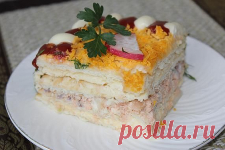 Рыбный салатик - торт с крекерами