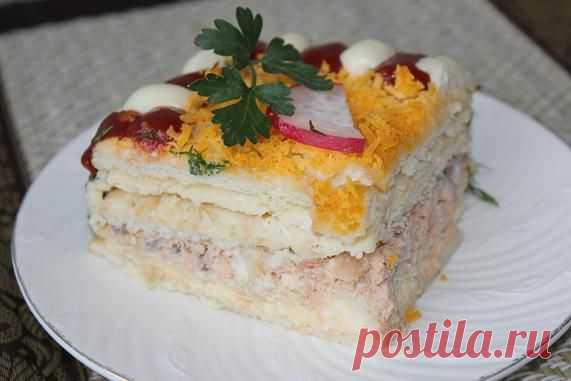 Рыбный салатик - торт с крекерами