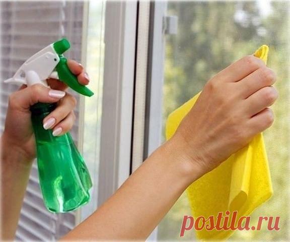 Раствор для сохранения чистоты окон надолго С наступлением теплых солнечных дней многие хозяйки с тоской смотрят на окна, которые за зиму успели покрыться налётом пыли, грязи и накипи, забрызганы дождём и снегом. Удручающий вид. Но зато после очищающих процедур наше окошко показывает нам мир совсем в других красках – ярких, светлых и солнечных, а в доме больше уюта, света и радости. Смешайте три чайных ложки воды, семь ложек глицерина и несколько капель нашатырного спирта. Смочите смесью…