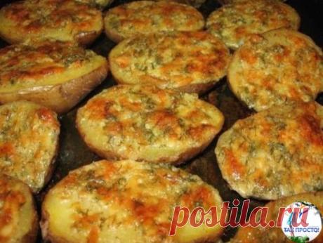 Чесночная картошка
Берем 5 картошин. Тщательно моем.
Складываем ее в кастрюлю. Затем наливаем воды, чтобы картошка была чуть прикрыта. Варим до готовности. Сливаем воду.
Делаем чесночное масло:
-100 г мягкого сливочного масла
-5 ст.л. тертого Пармезана
-1 ст.л. сметаны
-3 очищенных и раздавленных дольки чеснока
-3 ст.л. мелко порезанной петрушки
Все перемешиваем приправляем молотым перцем и если нужно, то солью.
Картошку разрезать вдоль, положить на смазанную маслом форму. Намазываем на кажду